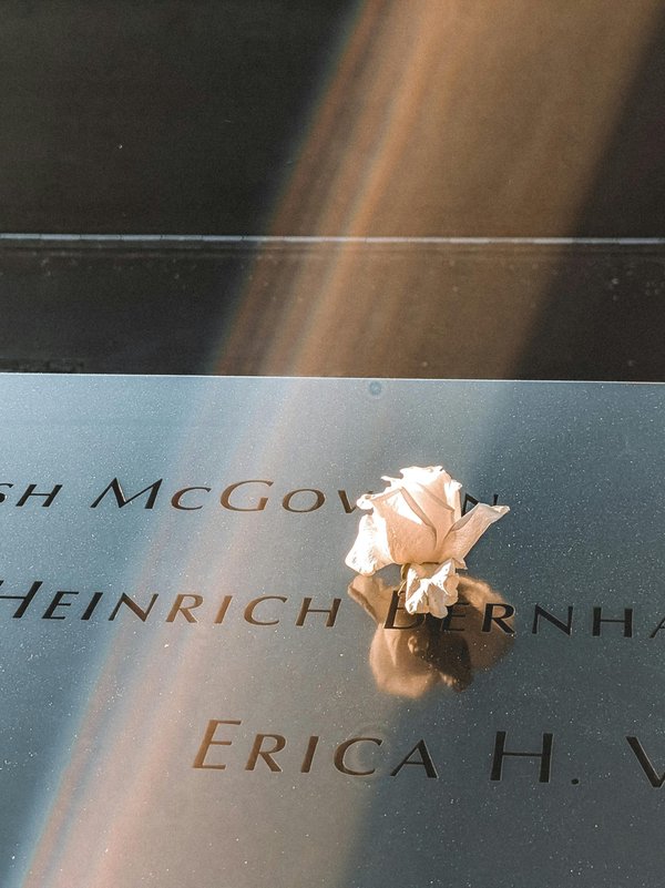 Plaques funéraires personnalisées : un hommage moderne et unique